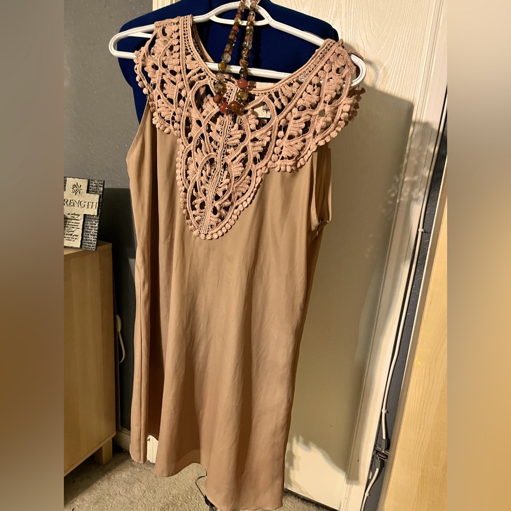 👗 Boutique dress- preloved beige/pink color- size medium